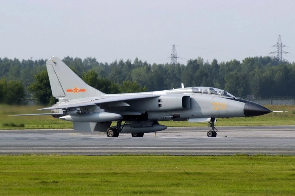 Китайский истребитель-бомбардировщик JH-7 Flying Leopard погостил в Толмачево в выходные. Фото: Юрий ШЕЛУХОВ