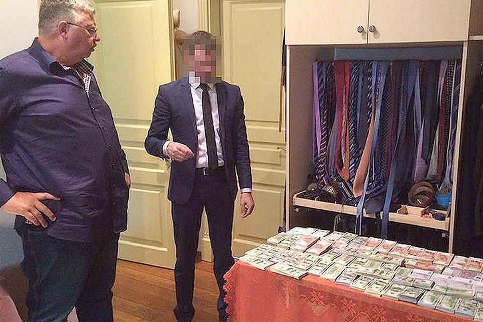 Глава ФТС Андрей Бельянинов (слева) и сотрудник ФСБ во время обыска. Фото: «Газета.Ru»