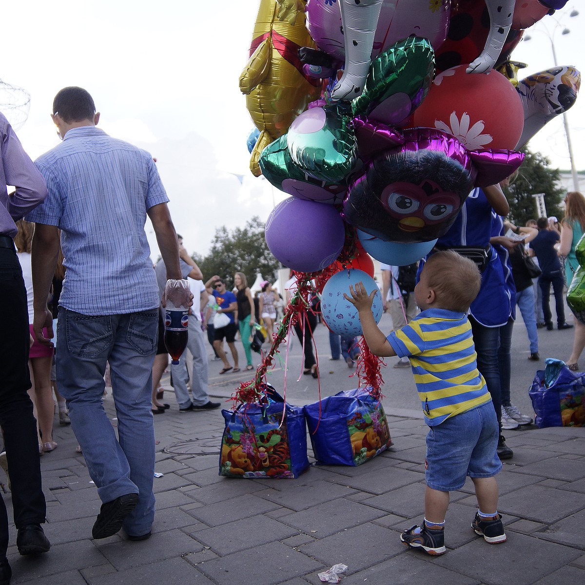 Из-за отравления семьи на дне города в Екатеринбурге полиция проверит  торговцев воздушными шарами - KP.RU