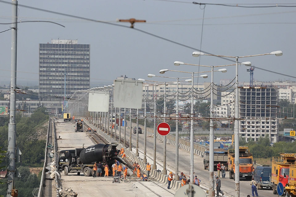 На Молитовском мосту убрали уже половину старого асфальта