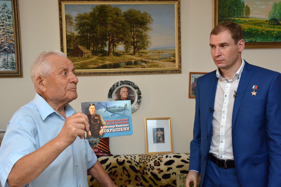Дмитрий Бакуров подарил своему тезке из Омска книгу о подвигах воздушного аса Александра Покрышкина.
