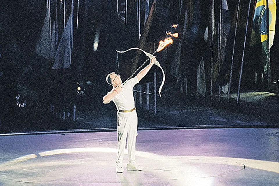 Во время открытия Олимпиады в Барселоне-1992 вся планета переживала, попадет ли лучник горящей стрелой в факел. Фото: EastNews