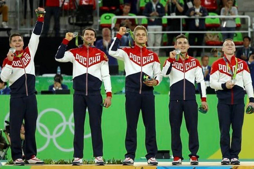 Гимнаст Иван Стретович (в центре) вместе с товарищами по команде.