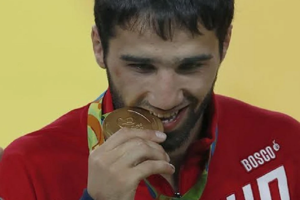 Хасан Халмурзаев с олимпийской золотой медалью. Фото: https://twitter.com/olympic_russia
