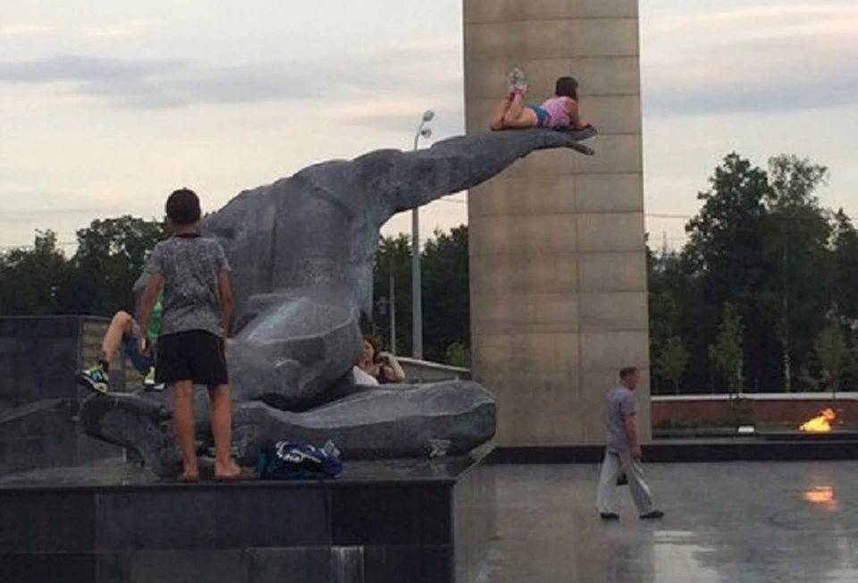 Женщина осквернила памятник в барнауле. Женщина осквернила памятник в барнауле. Памятник в с. Памятник жертвам политических репрессий барнаул. Памятник святителю макарию алтайскому бийск.