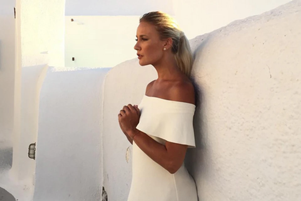 Лена поделилась снимком, на котором она стоит в прекрасном белом платье