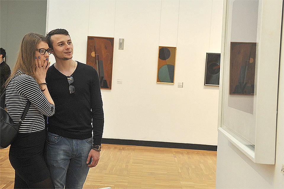 Посетители рассматривают картину `Черный квадрат` художника Казимира Малевича во время проведения международной акции `Ночь в музее - 2016` в Третьяковской галерее на Крымском Валу.