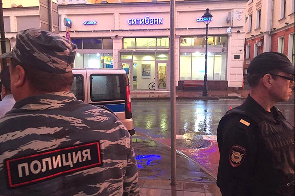 Неизвестный мужчина угрожает взорвать бомбу в офисе Ситибанка в Москве.