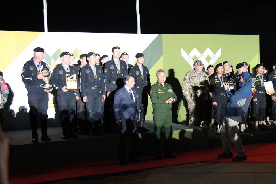 Министр обороный Сергей Шойгу и Генеральный директор Увз Олег Сиенко награждают победителей танкового биатлона.