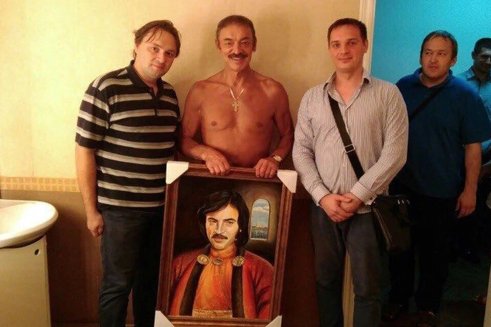 В руках актер держит свой портрет. Видимо, подарок так растрогал Боярского, что он решил обнажить торс