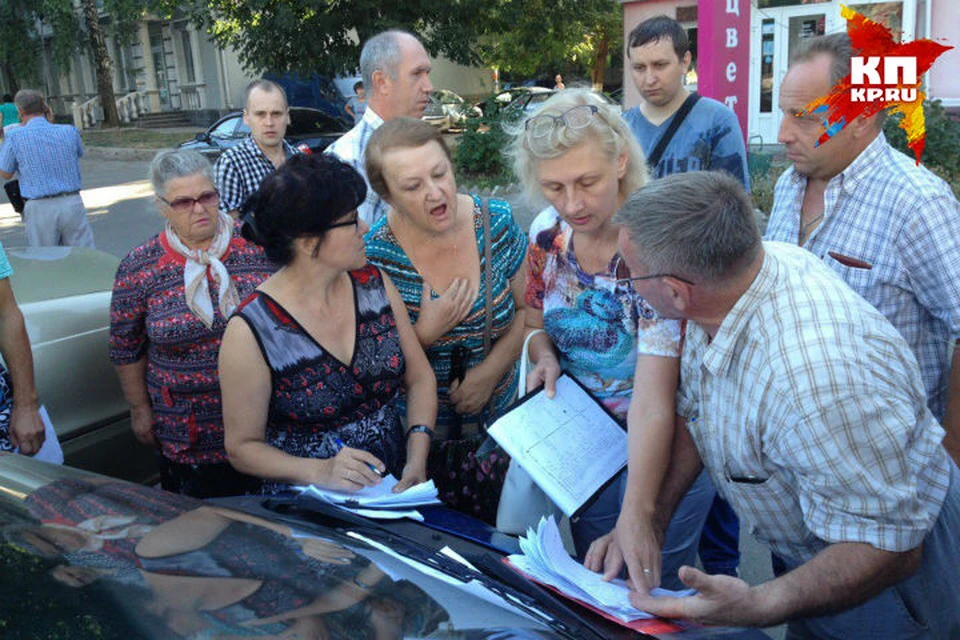 Нет, это не давка перед магазином, где выкинули дефицитную колбасу в далеком 90-м – народ пытается машины застраховать. Некоторые отправляют мам и бабушек сторожить место в очереди