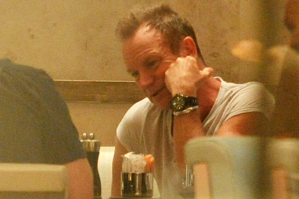 Первым делом Стинг заселился в номер, затем отправился на обед в ресторан при отеле