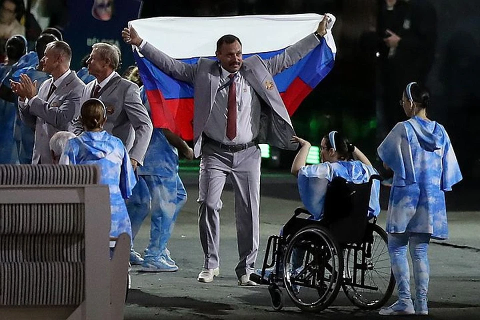 Андрей Фомочкин достал российский флаг во время Парада наций. Фото: FA Bobo/PIXSELL/PA Images