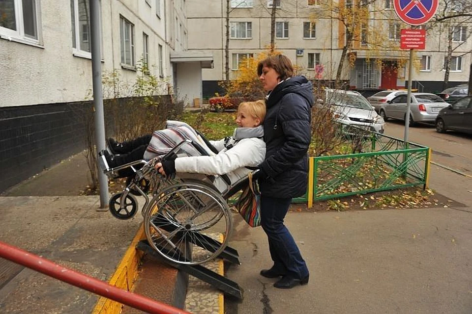 Обеспечение инвалидов жилым помещением. Коляска для инвалидов. Дом инвалидов. Инвалиды в России. Жилье для инвалидов.