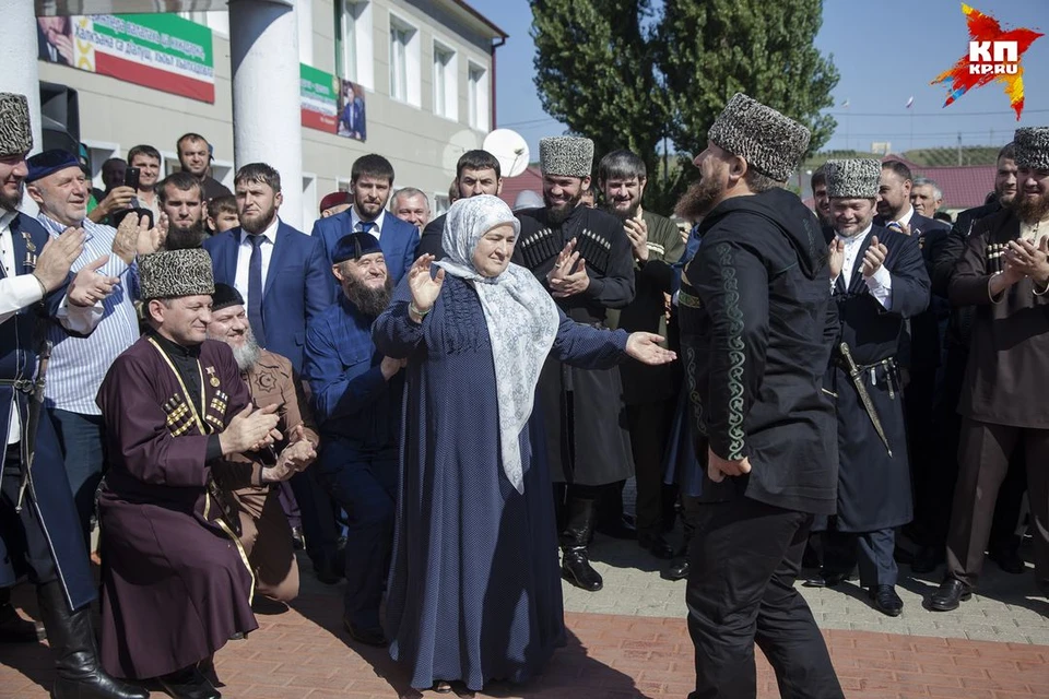 Рамзан Кадыров танцует лезгинку со своей мамой. Фото: Елена ФИТКУЛИНА