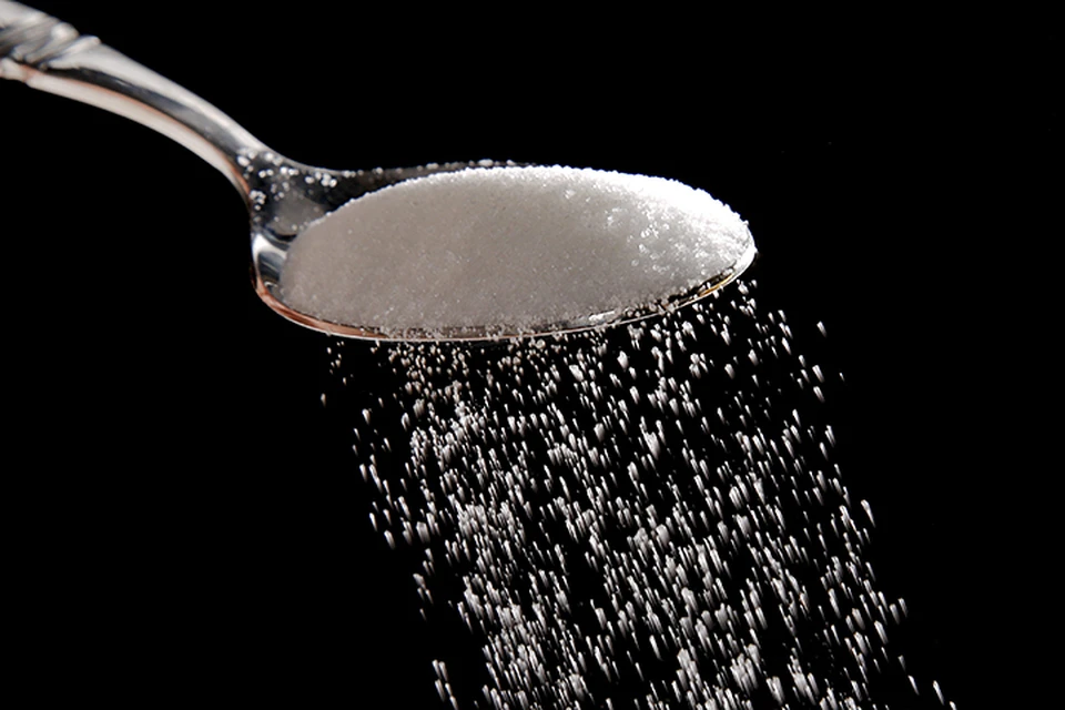 Так вот, одним из главных виновников появления морщин, специалист называет сахар.