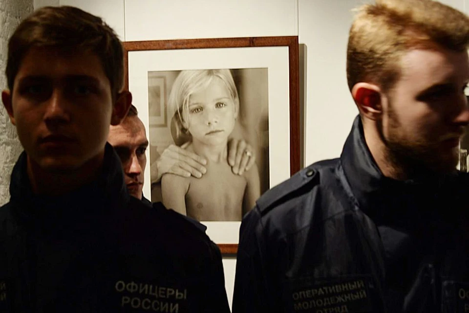 Скандал вокруг выставки в московском Центре фотографии имени братьев Люмьер «Джок Стёрджес. Без смущения» продолжает набирать обороты