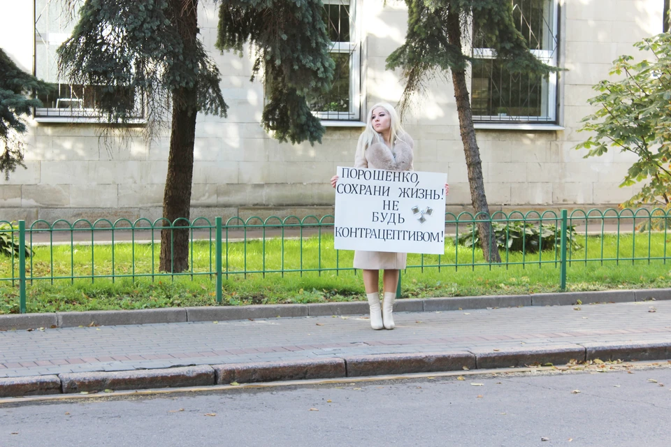 26 сентября в Москве у здания посольства Украины писательница-крымчанка Диана Кади проводит пикет с целью привлечения внимания к демографической трагедии на Украине.