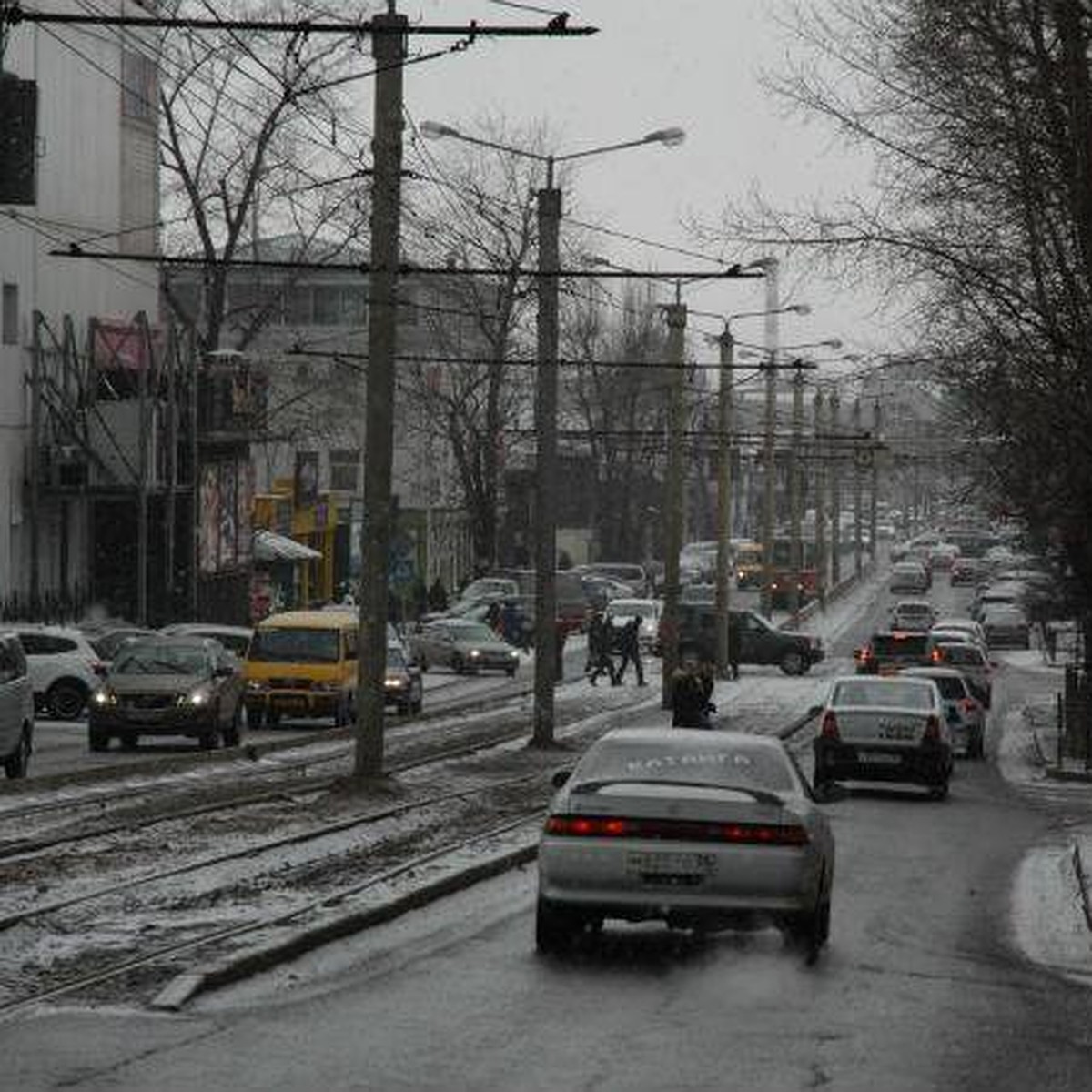 Снег и гололед на дорогах в Иркутске и пригородах: в городе пробки, трассы  перекрыты - KP.RU