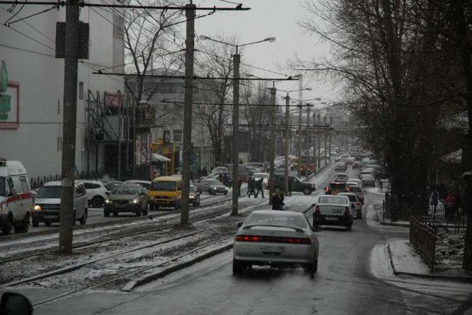 Снег и гололед на дорогах парализовали жизнь Иркутска: в городе пробки, трассы перекрыты