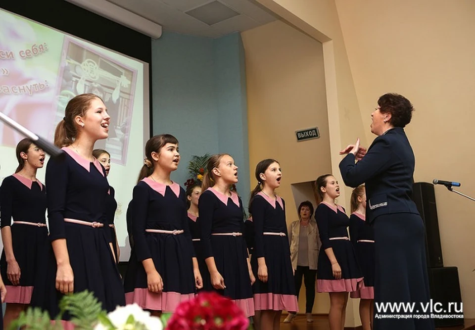 Школьники подготовили любимым учителям праздничные концерты. Фото: Карина СТАРИНЕЦ