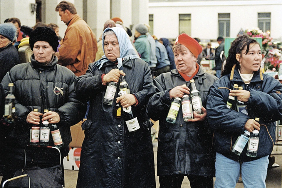 В начале 90-х паленкой открыто торговали на московских вокзалах (на фото). Сейчас шифруются в маленьких магазинчиках на окраинах. Фото: Станислав ШАКЛЕИН/РИА Новости