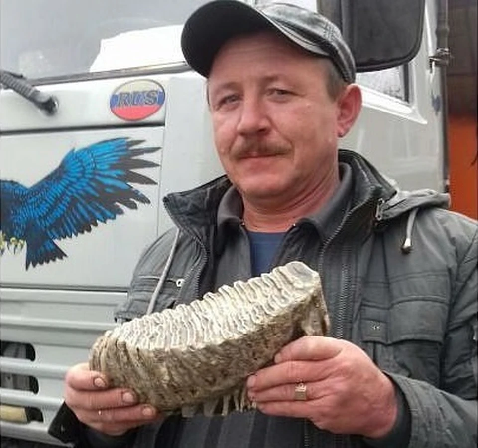 Евгений Ларин и его находка. Вес "зубика" - 3,300 кг.