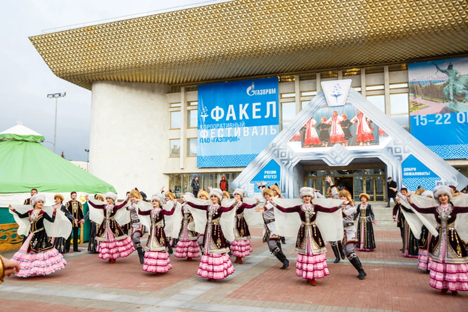 Перед церемонией закрытия фестиваля перед ГКЗ «Башкортостан» прошло представление башкирских обрядов