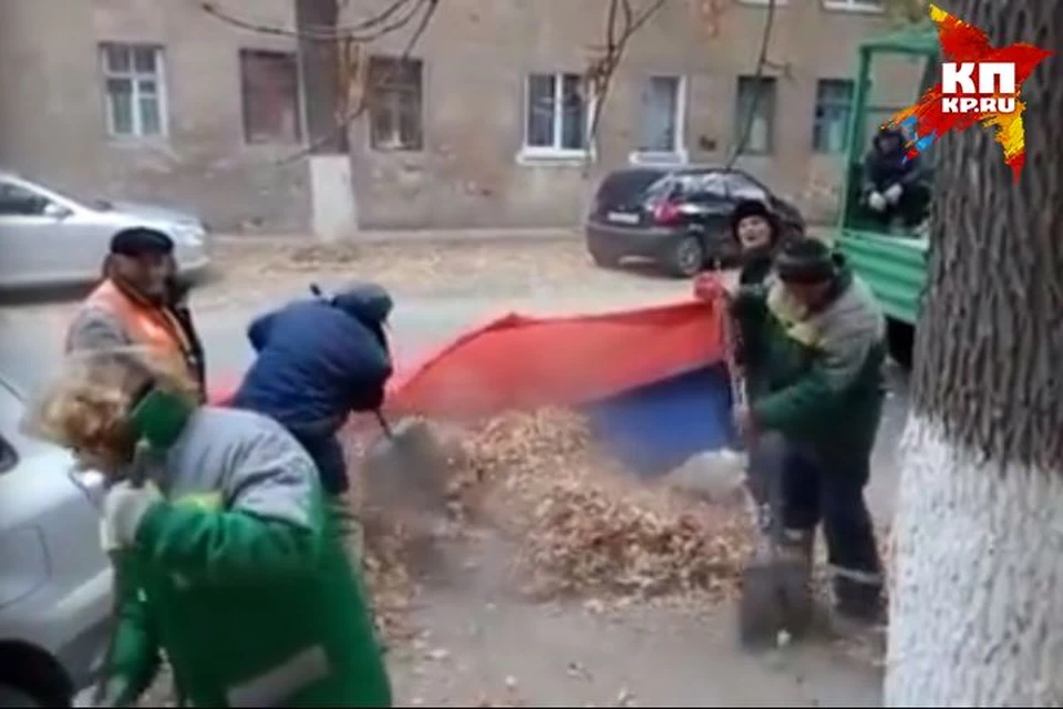 Дворники невозмутимо складывают опавшую листву в триколор. Фото: стоп-кадр видео Алексея Ульянова