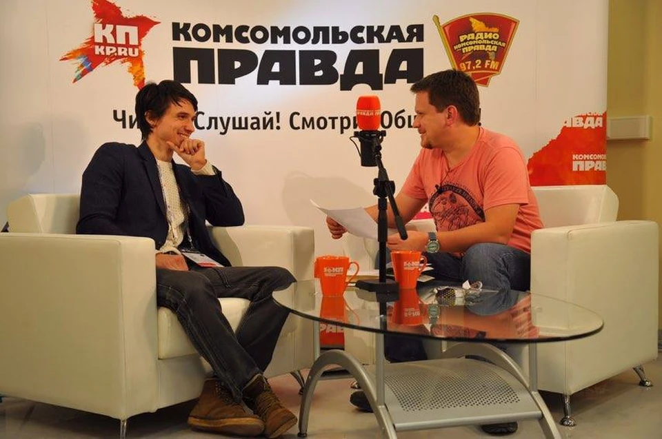 Илья Чех (на фото слева) в передвижной студии Радио «Комсомольская правда»