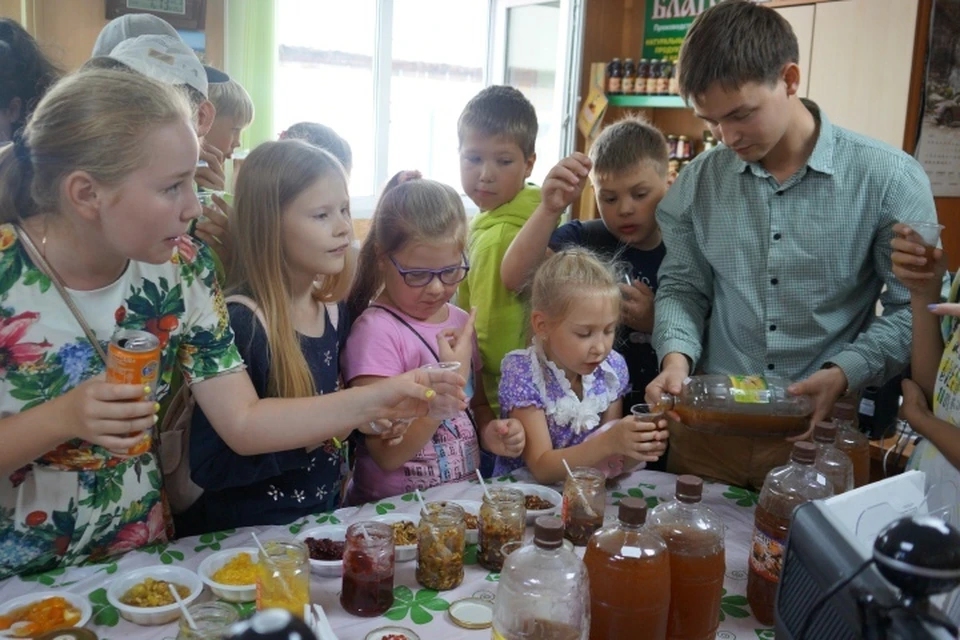 Школьники знакомятся с продукцией хозяйства братьев Александра и Владимира Жулиных.