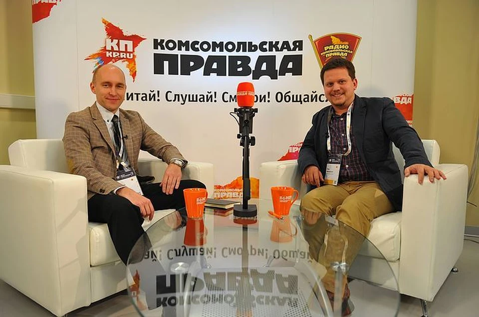 Герман Гаврилов, руководитель развития бизнеса Panasonic Россия (на фото слева) в мобильной студии Радио «Комсомольская правда»