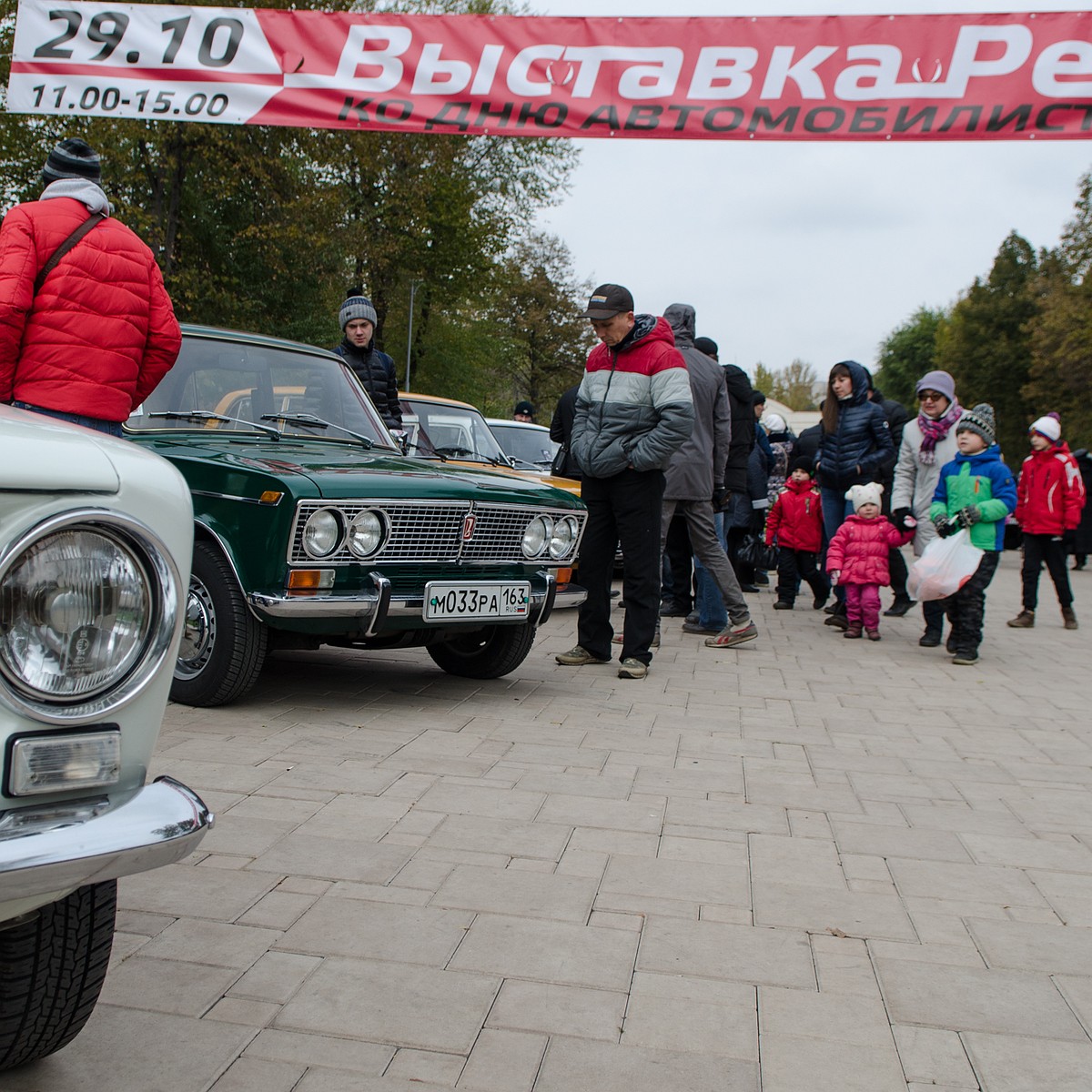 Фоторепортаж: В самарском парке Дружбы прошла выставка ретро-автомобилей -  KP.RU