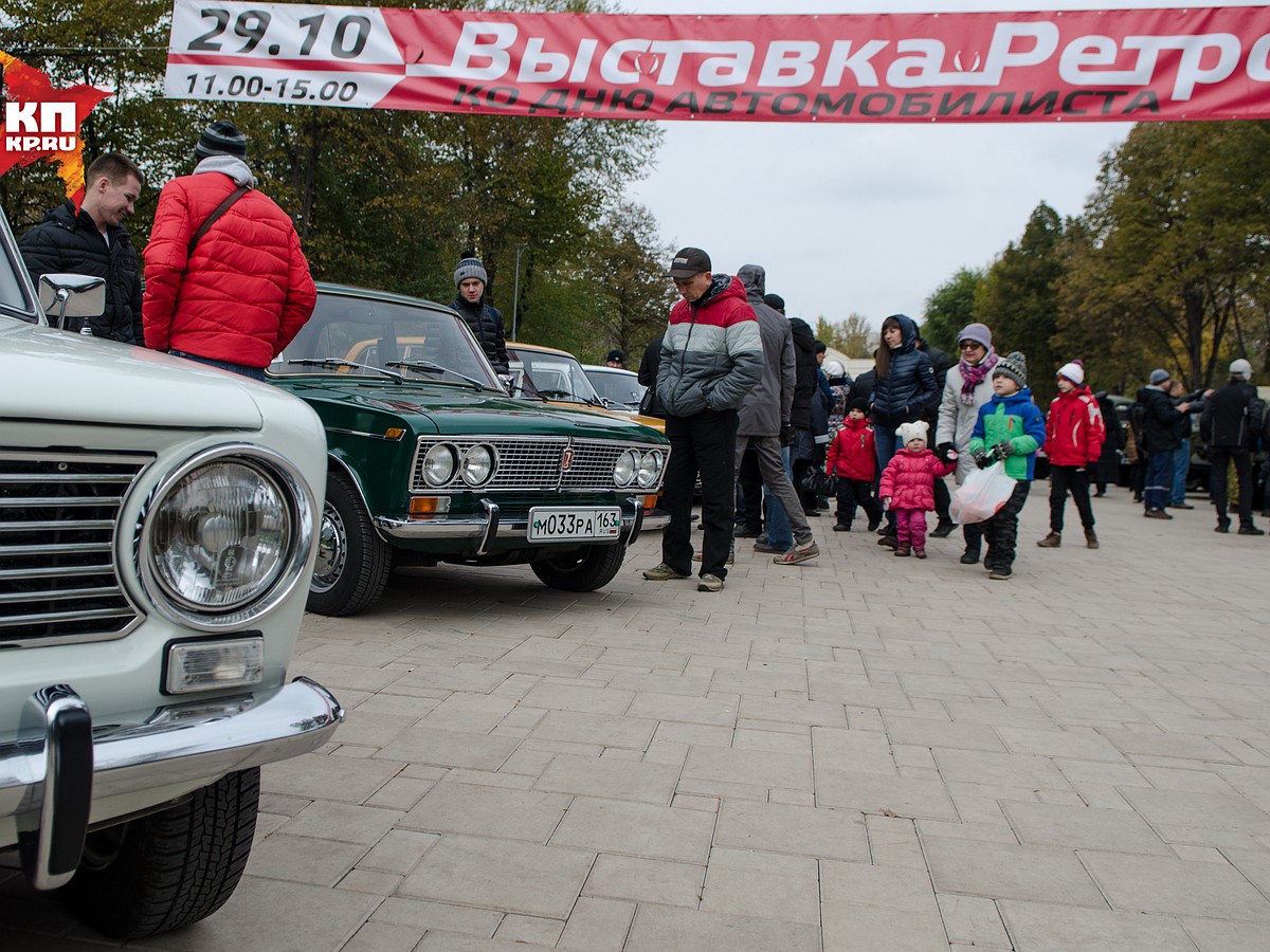 Фоторепортаж: В самарском парке Дружбы прошла выставка ретро-автомобилей -  KP.RU