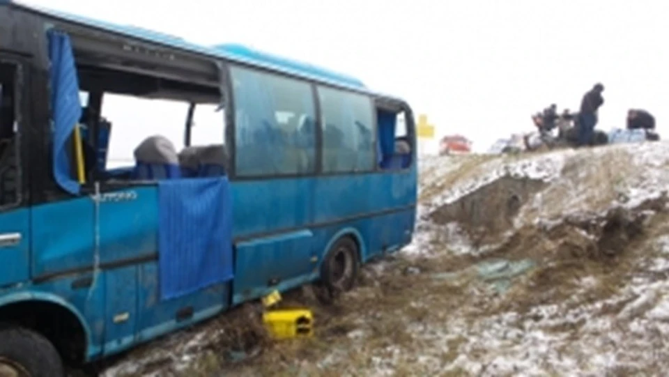 Под Саратовом перевернулся автобус с гастарбайтерами: 16 человек пострадали, шестеро - в больнице. Фото: ГУ МЧС по Саратовской области.