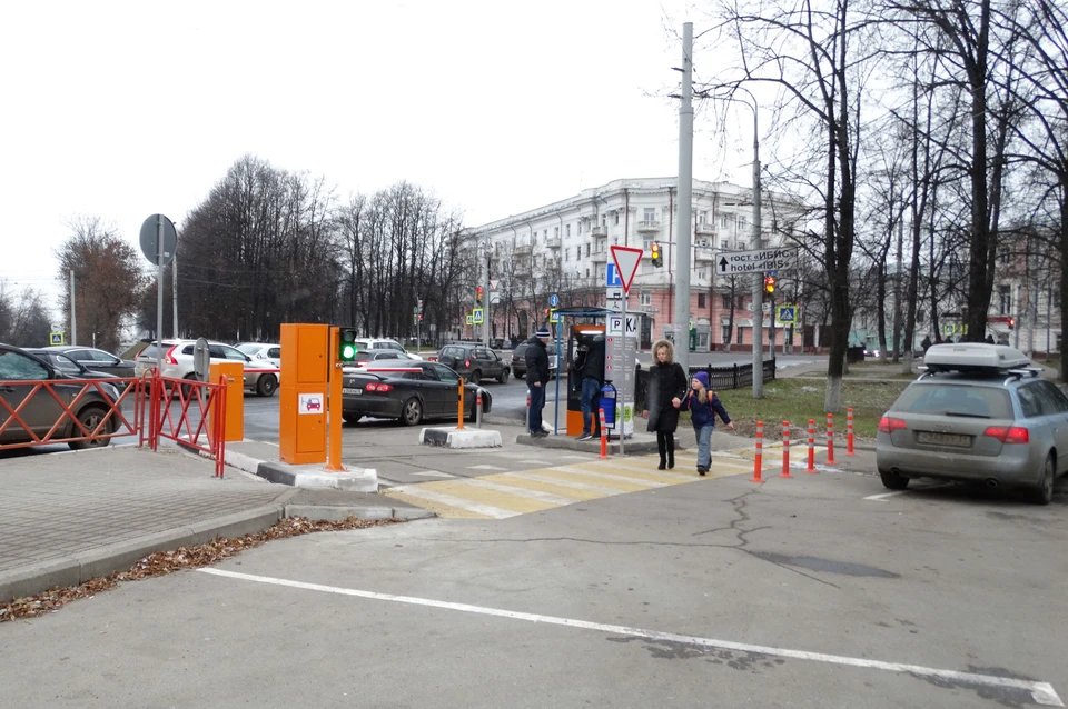 Парковки ярославль. Платная парковка Ярославль. Стоянка платная Ярославль. Парковка в центре Ярославля. Парковка в центре города Ярославль.