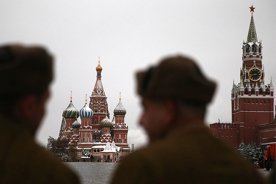 Участники марша, посвященного 75-й годовщине военного парада 7 ноября 1941 года, на Красной площади. ФОТО Станислав Красильников/ТАСС