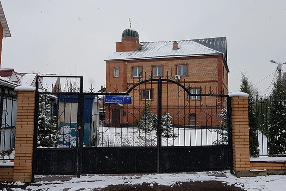 Исламский культурный центр (и по совместительству мечеть) находится посреди коттеджного поселка Востряково