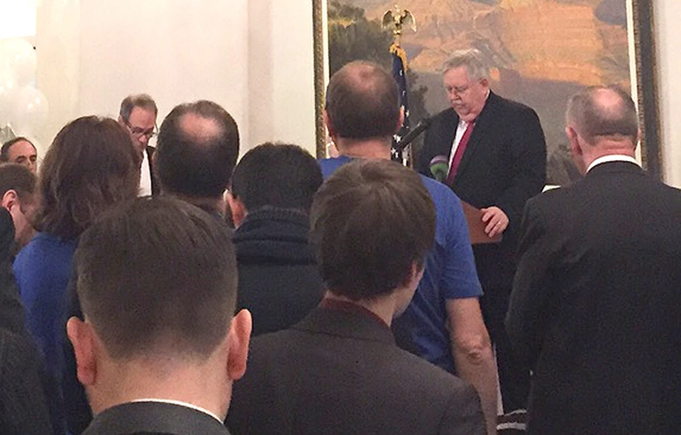 Посол США в России Джон Теффт выступает в резиденции в Москве.