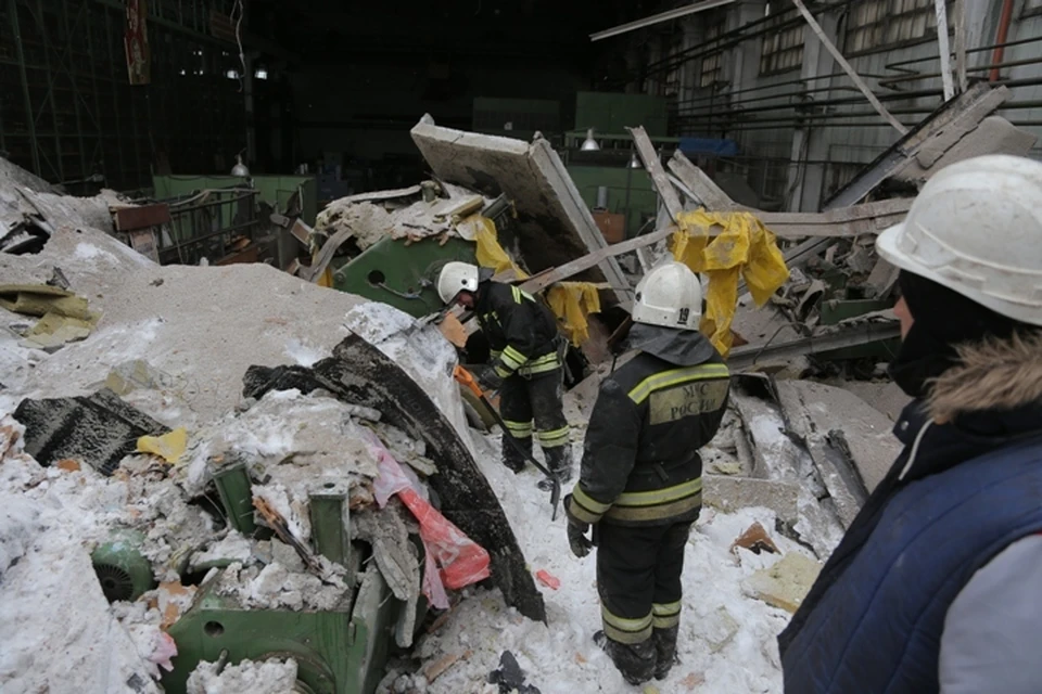 Спасатели продолжают разбирать завалы на заводе имени Калинина