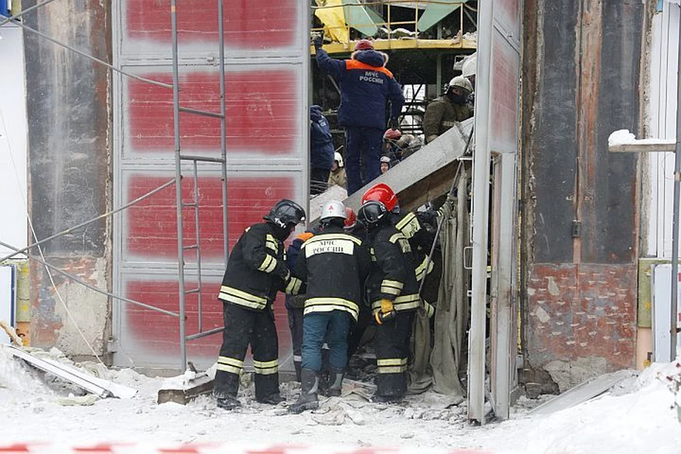 Спасатели МЧС, рискуя жизнью, вытаскивали пострадавших из-под обломков. Фото: ГУ МЧС по Свердловской области