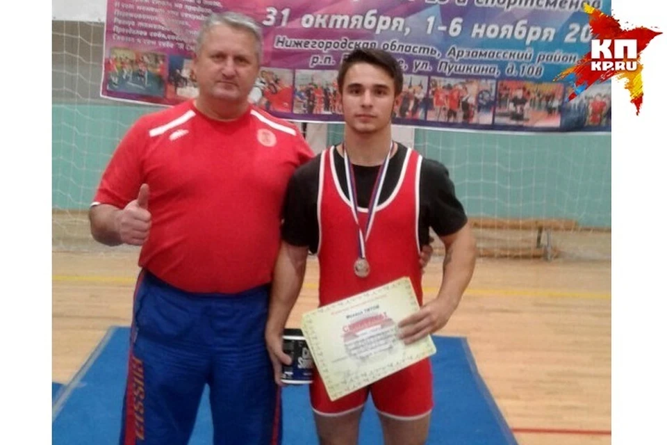Михаил Тарасов обновил рекорд России среди спортсменов до 18 лет в безэкипировочном жиме лежа, превысив на 19,5 кг (127,5 кг)