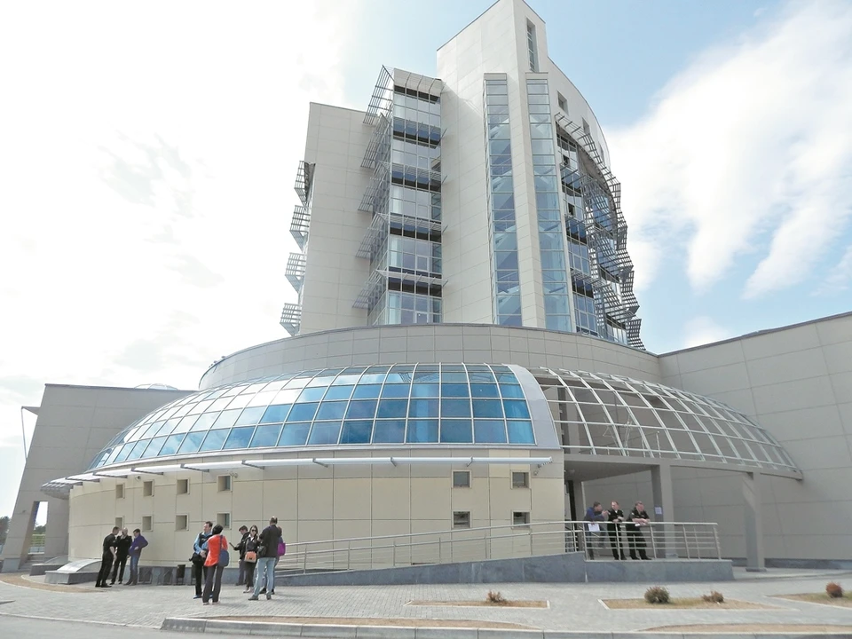 То самое административное здание на космодроме, в народе - "Шайба". Оно так и не закончено до сих пор.