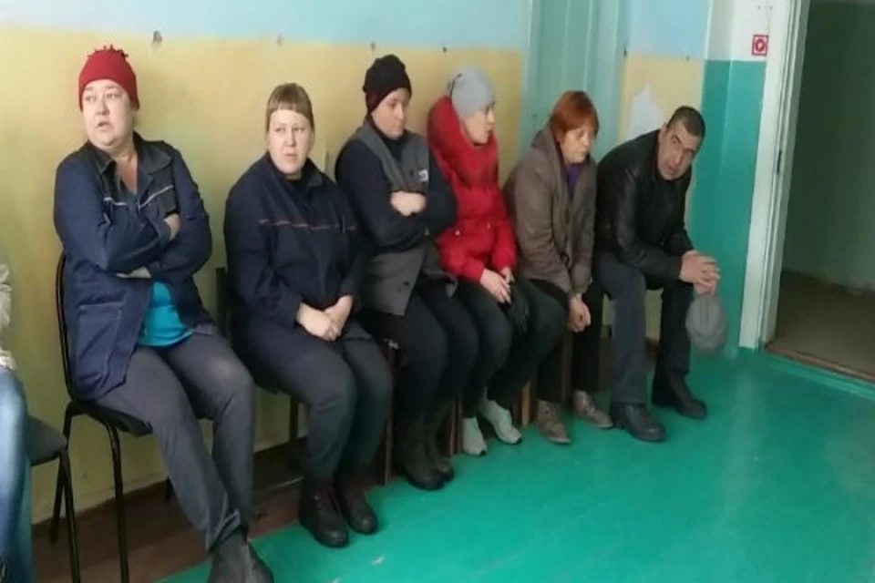 Скандал разгорелся из-за коммунальщиков, решившихся на голодовку. Людям полгода не платили зарплату