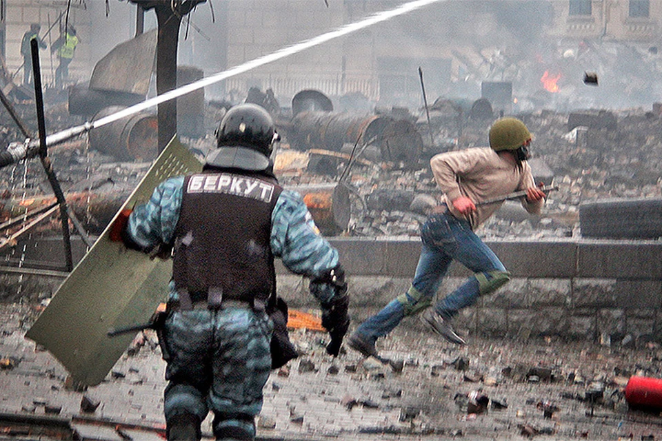 Противостояние бойцов "Беркута" и протестующих в Киеве в дни Евромайдана.