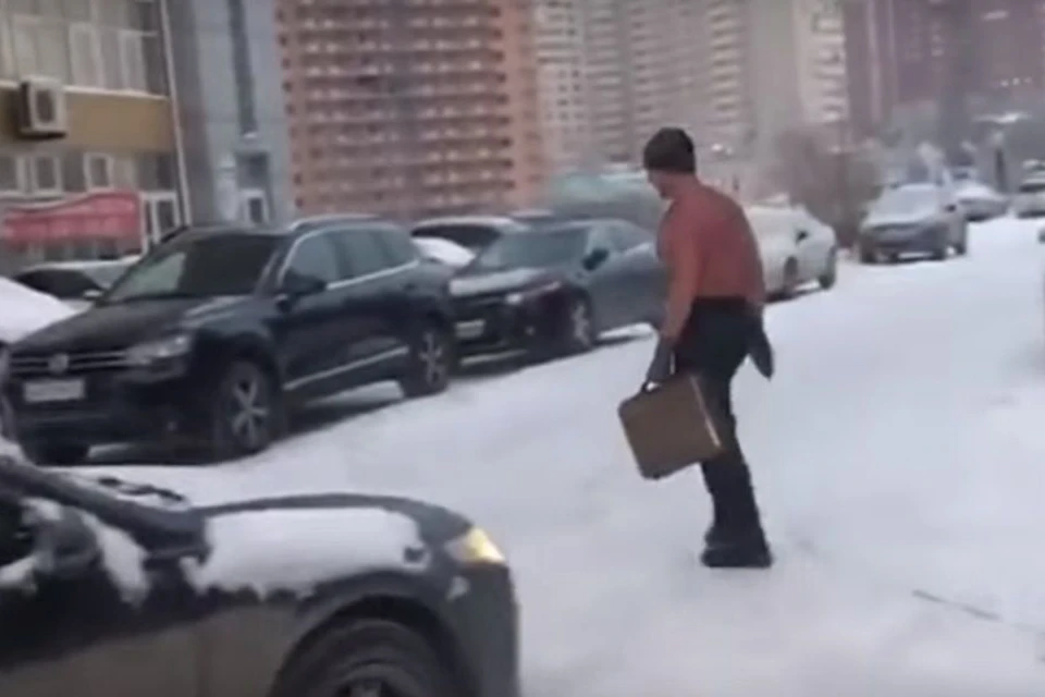 Мужчина занимается зарядкой, закаляется и в таких прогулках не видит ничего примечательного.