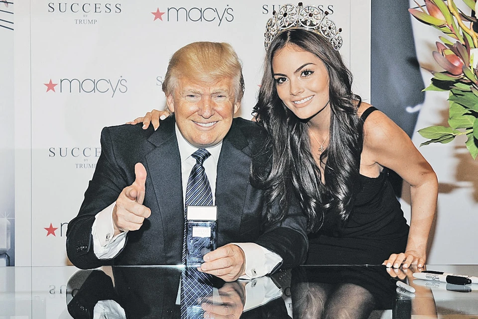 Королевы красоты - лучший способ продать аромат: Дональд Трамп на презентации своих духов Success by Trump в Нью-Йорке, 2012 год. Фото: Slaven Vlasic/Getty Images