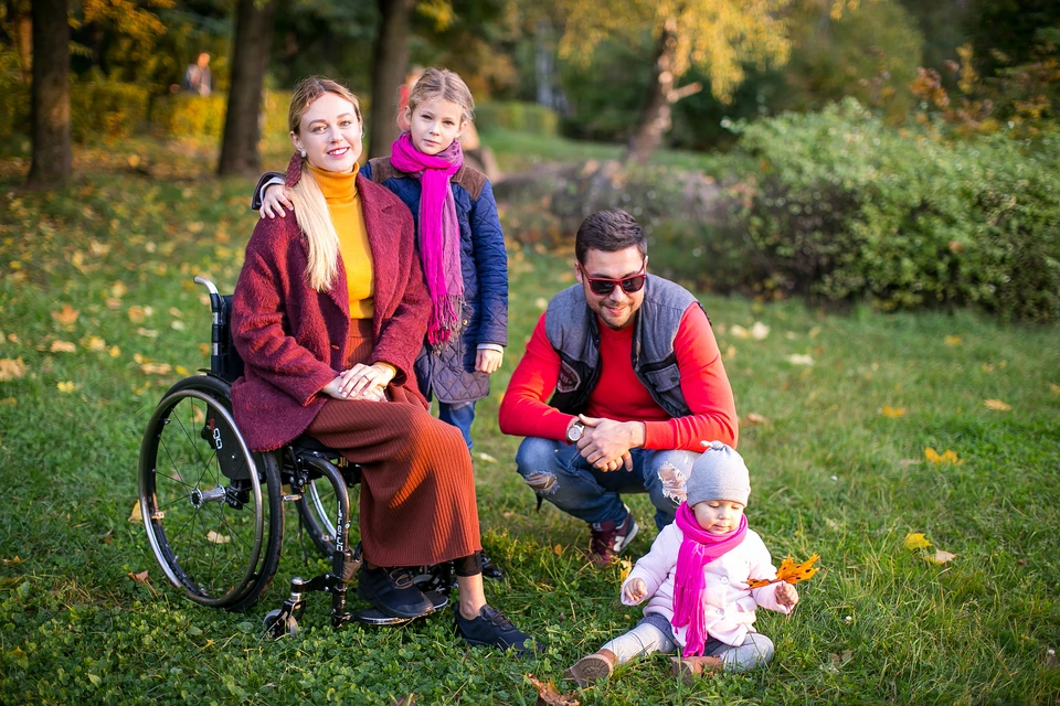 Несмотря на инвалидное кресло, Ксения путешествует, увлекается парашютным спортом, преподает, имеет семью. Фото: Мария КУЗЬМИНА