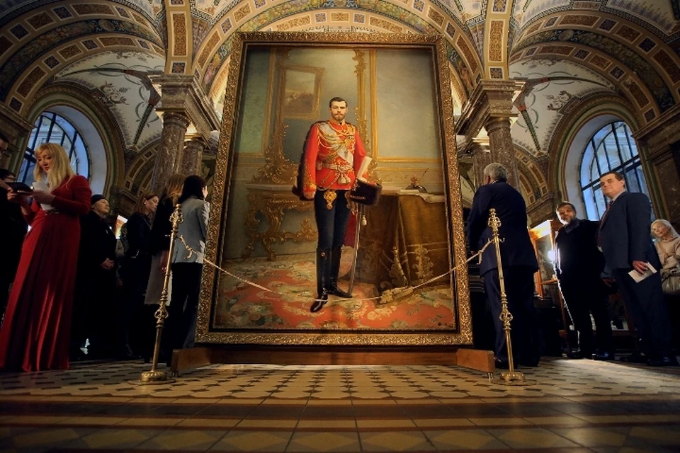 Портрет императора был скрыт за портретом вождя революции 96 лет