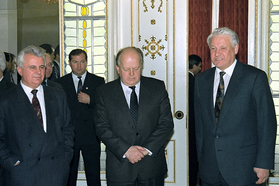 В декабре 1991-го в Беловежской пуще главы России, Украины и Беларуси - Ельцин, Кравчук и Шушкевич - подписали соглашение об образовании на его месте СНГ. Фото Дмитрия Соколова /Фотохроника ТАСС/